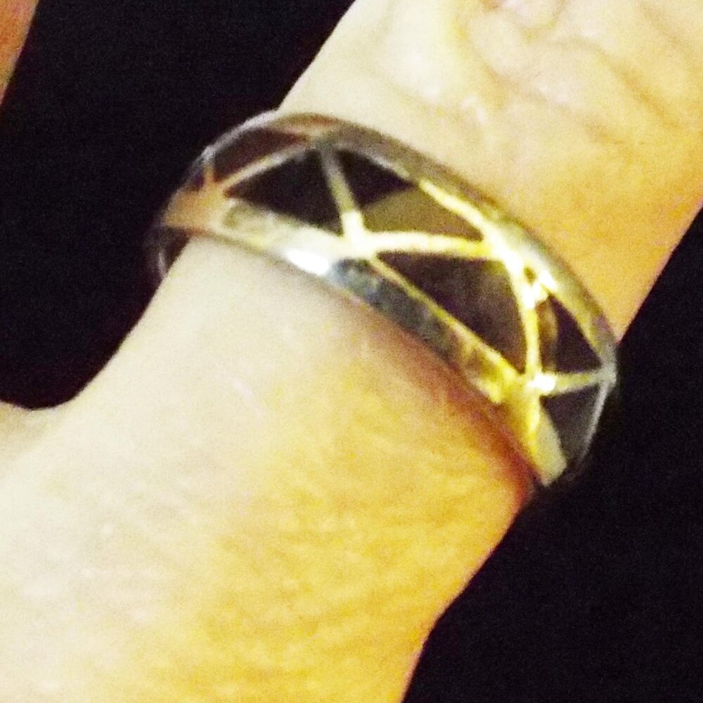 VINTAGE STERLING BLACK JET TRIANGLE INLAY BAND SZ. 8 RING H - Picture 2 of 3